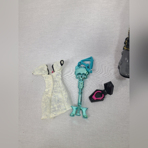 Monster High Sweet 1600 Clawd Wolf With Accessories - Picture 6 of 6